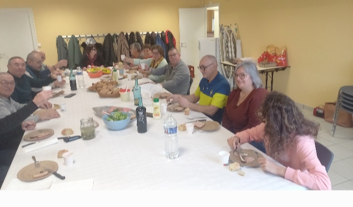Après la mise en place, un petit repas froid était le bienvenu pour les organisateurs !