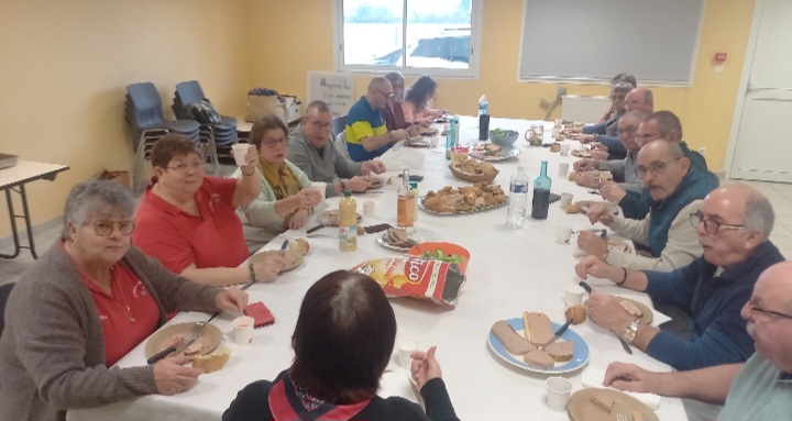 Un petit verre à la santé de notre présidente qui était présente après son opération des yeux ! Un petit verre à la santé de notre présidente qui était présente après son opération des yeux !