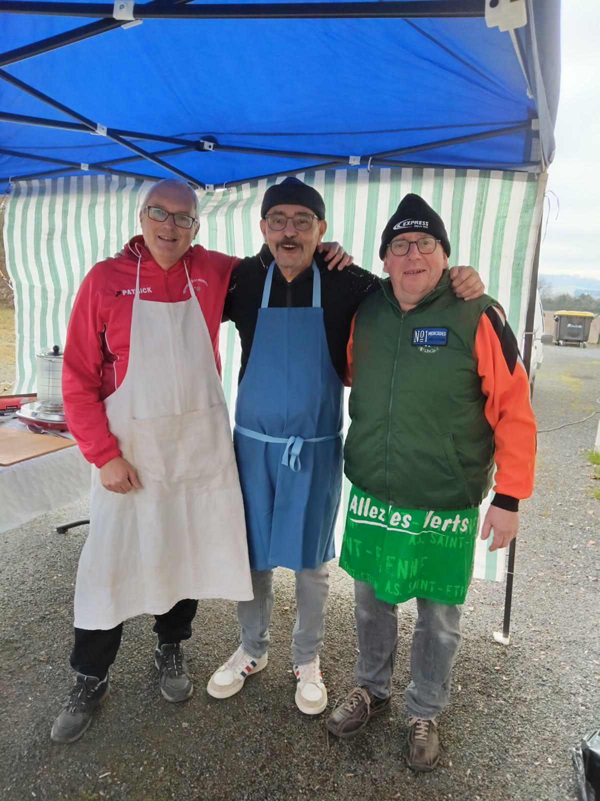 Alain, Lapin et Serge ont bravé le froid pour faire chauffer les frites et les hot dogs ! Alain, Lapin et Serge ont bravé le froid pour faire chauffer les frites et les hot dogs !