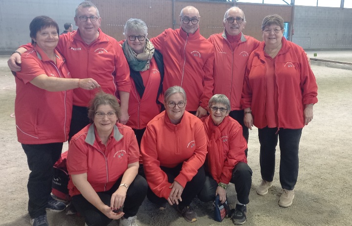 Les 3 équipes réunies pour la photo souvenir de cette belle journée. Les 3 équipes réunies pour la photo souvenir de cette belle journée.