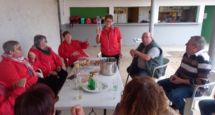 La victoire a été arrosée comme il se doit et pas qu'avec de l'eau...n'est ce pas cap'taine Marie Ange ! La victoire a été arrosée comme il se doit et pas qu'avec de l'eau...n'est ce pas cap'taine Marie Ange !