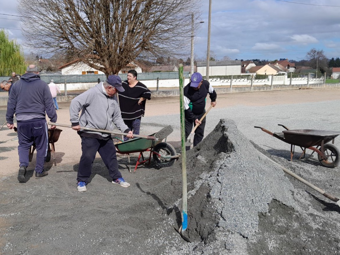 UNE DOUZAINE DE VÉTÉRANS A PIED D'OEUVRE AU TERRAIN DE LA GARE UNE DOUZAINE DE VÉTÉRANS A PIED D'OEUVRE AU TERRAIN DE LA GARE