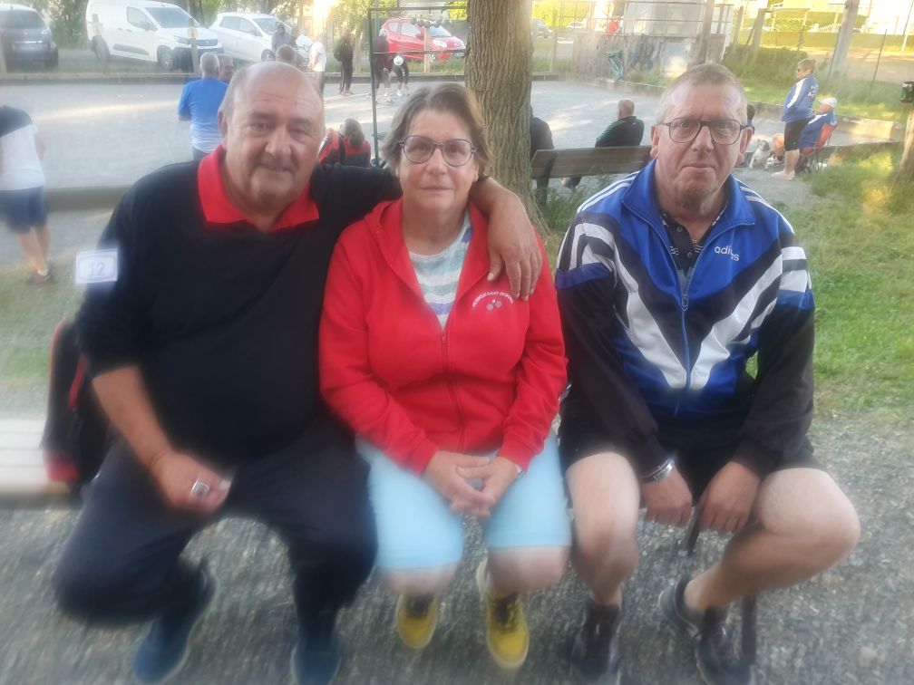 MARIE ANGE, POMPON ET SERGE REMPORTENT LE CONCOURS (C) TRIPLETTE VÉTÉRAN PROMOTION D'ABREST MARIE ANGE, POMPON ET SERGE REMPORTENT LE CONCOURS (C) TRIPLETTE VÉTÉRAN PROMOTION D'ABREST