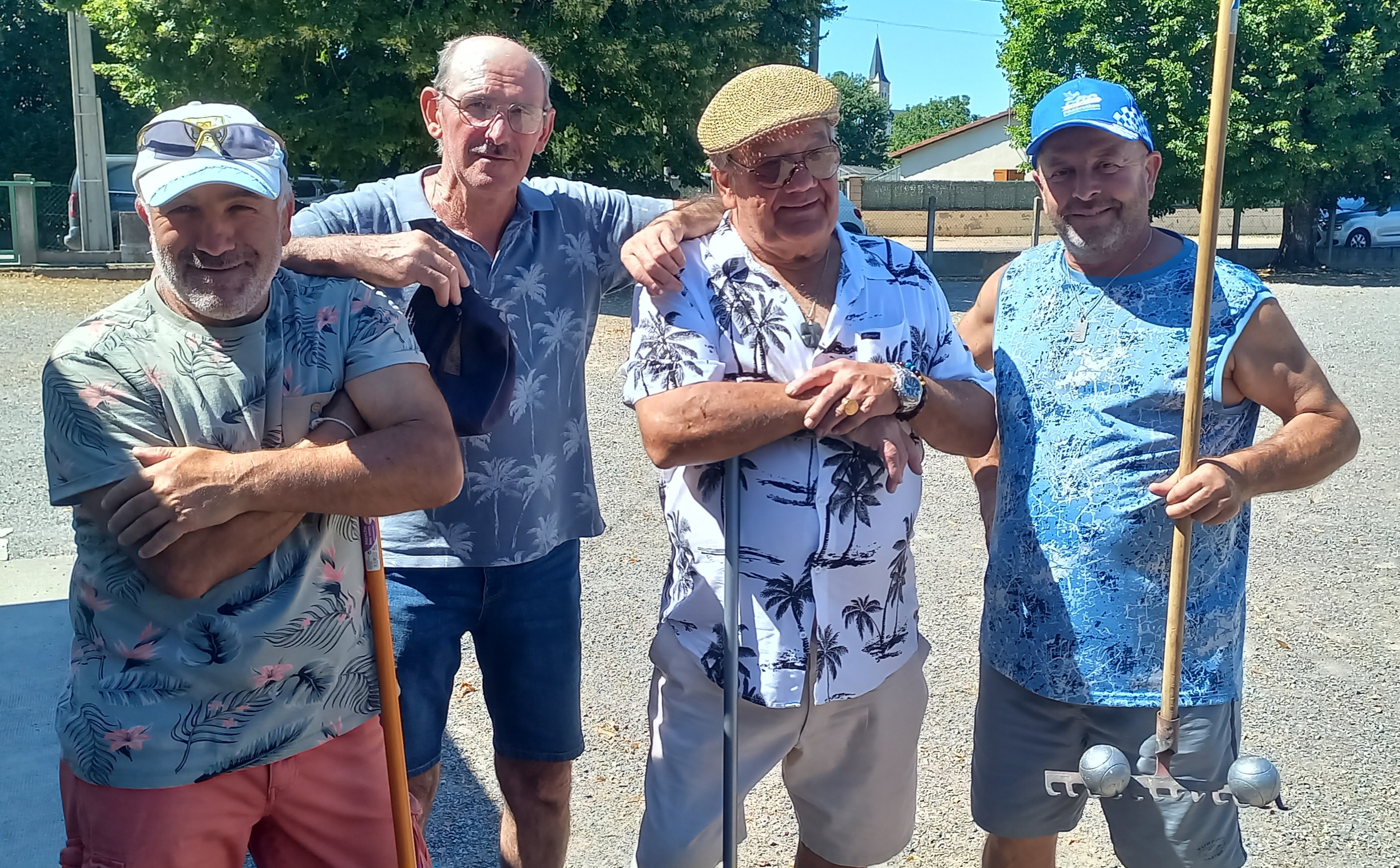 4 COURAGEUX VÉTÉRANS ONT EFFECTUÉ LE DÉSHERBAGE ET L'ÉTALEMENT DES GRAVIERS AU TERRAIN DE LA GARE 4 COURAGEUX VÉTÉRANS ONT EFFECTUÉ LE DÉSHERBAGE ET L'ÉTALEMENT DES GRAVIERS AU TERRAIN DE LA GARE