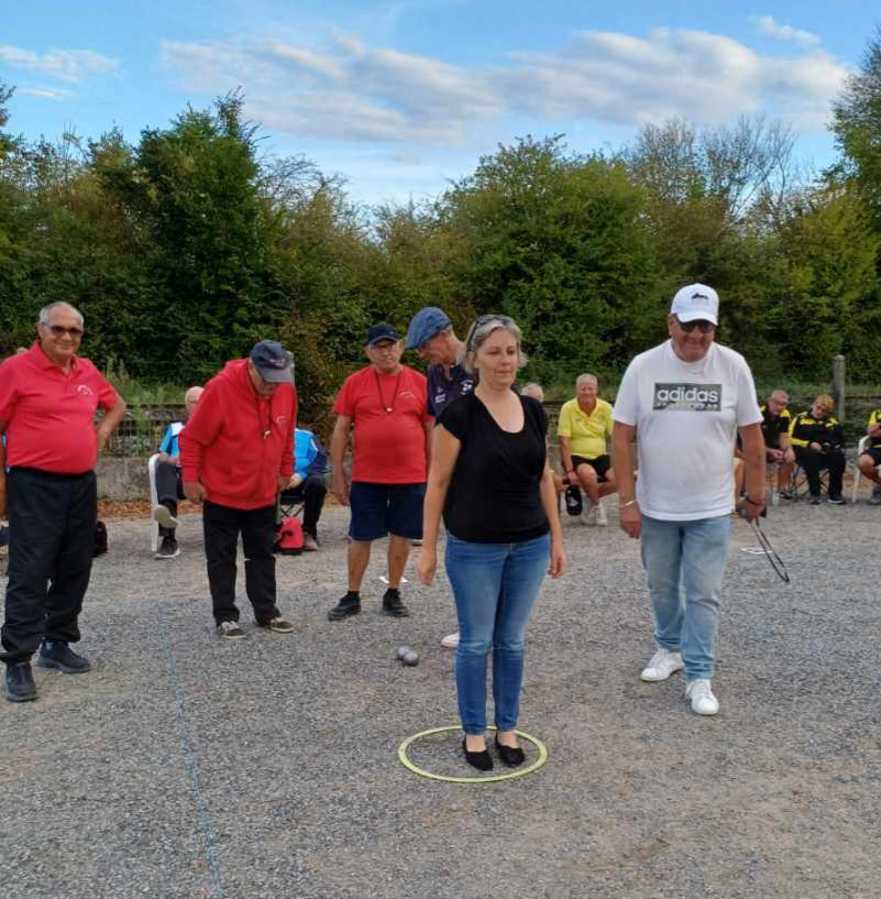 Nathalie, la soeur de Serge a effectué le lancer de bouchon de la finale !