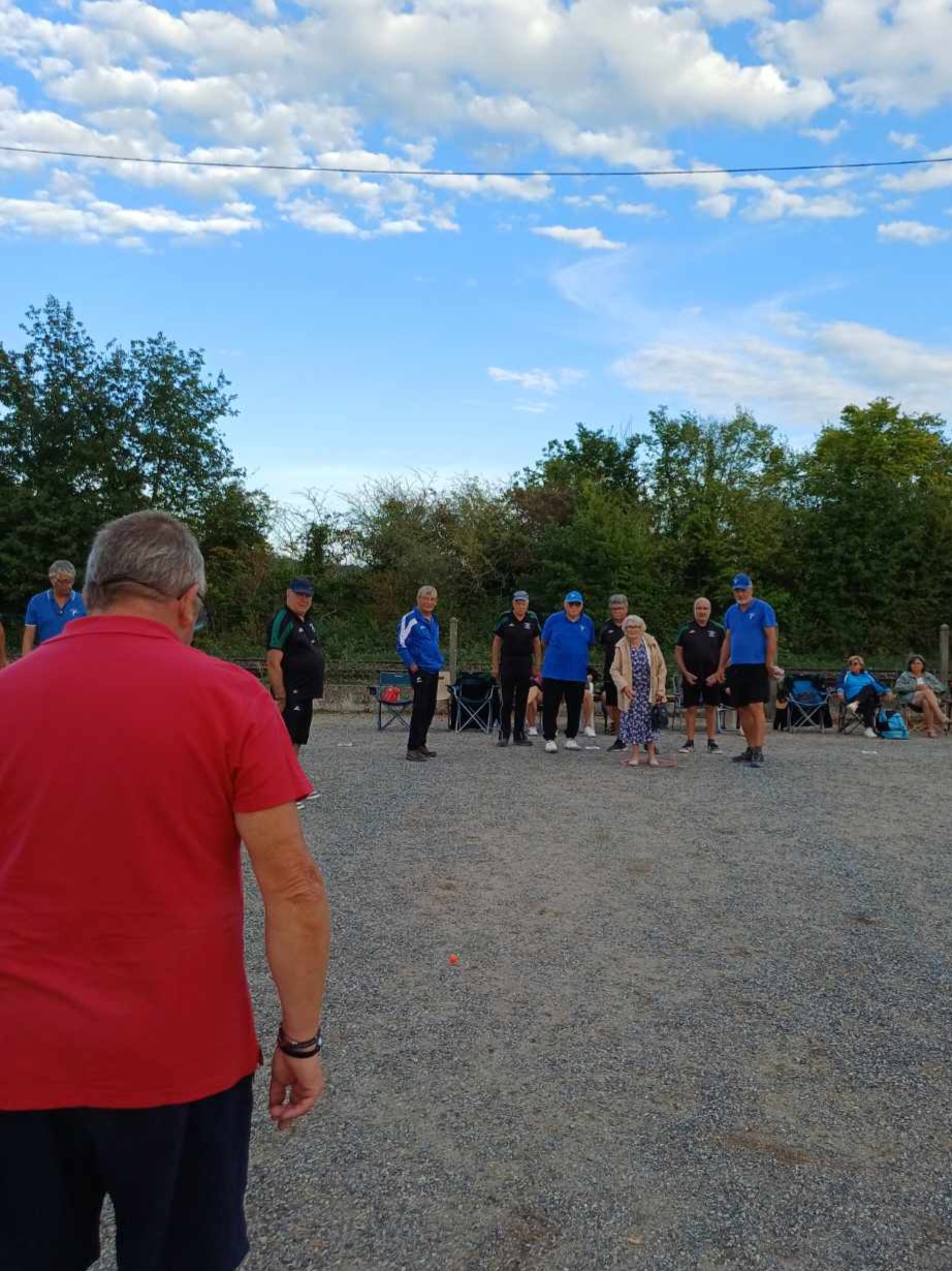 Colette, la mère de Serge a lancé le bouchon de la petite finale ! Colette, la mère de Serge a lancé le bouchon de la petite finale !