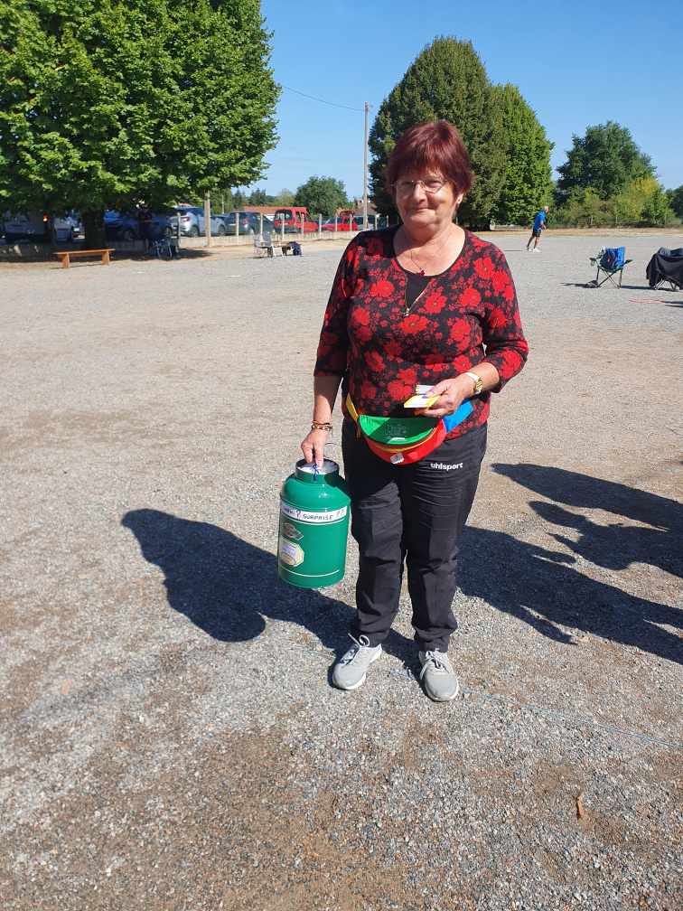 Nicole a promené son pot à lait tout au long de la journée pour en faire deviner le poids !