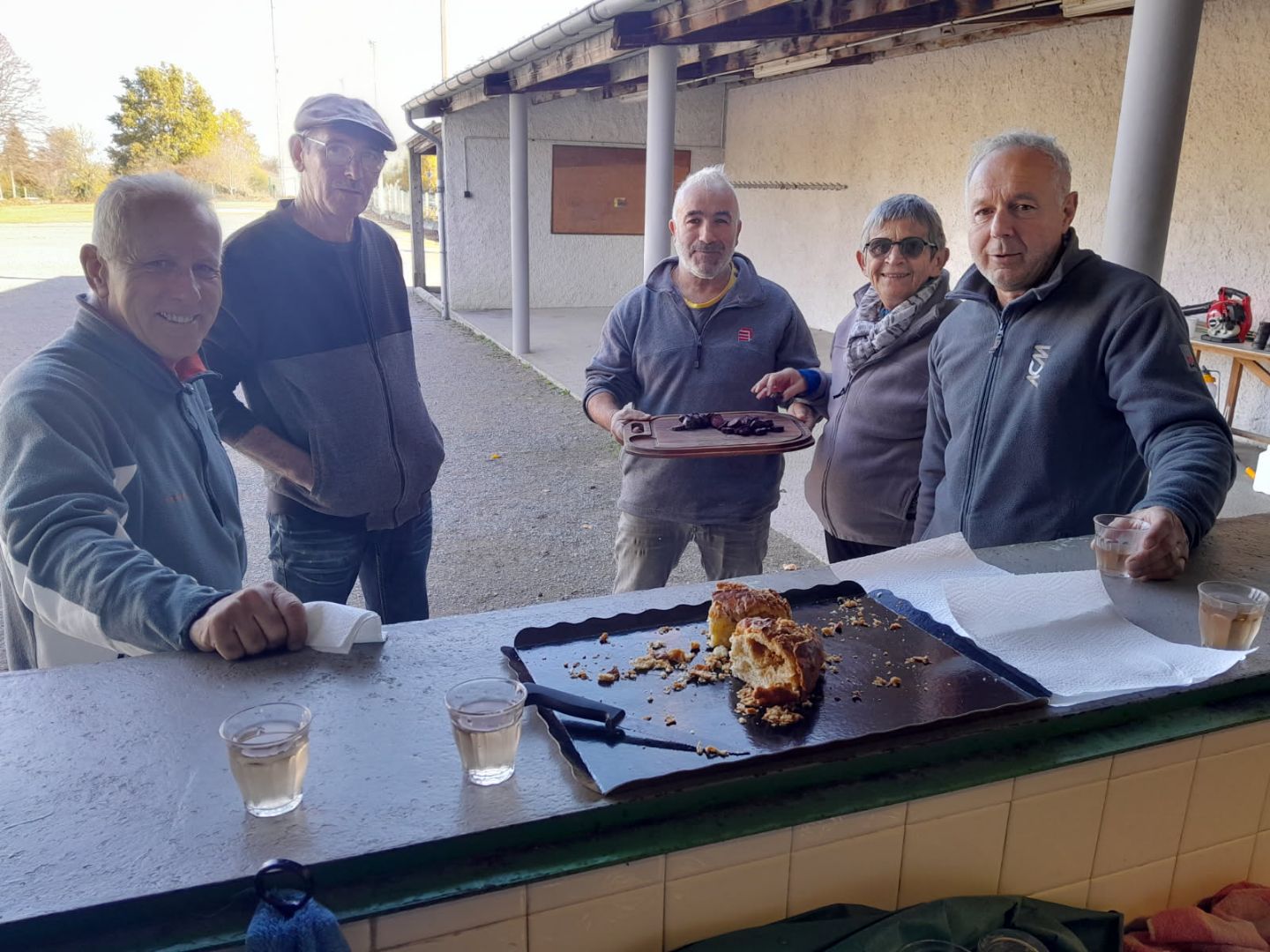 UN PETIT GROUPE DE VÉTÉRANS A EFFECTUÉ UN NOUVEAU DÉSHERBAGE DU TERRAIN