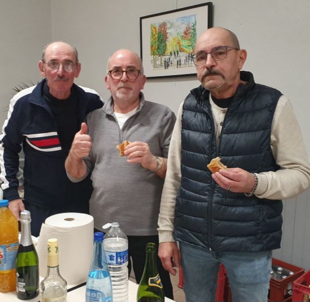 UNE TRENTAINE DE LICENCIÉS A PARTAGÉ LA GALETTE DES ROIS UNE TRENTAINE DE LICENCIÉS A PARTAGÉ LA GALETTE DES ROIS