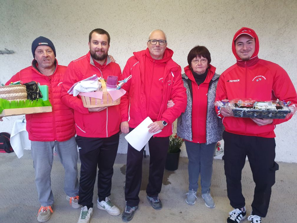 La remise des lots aux 3 premiers du concours. La remise des lots aux 3 premiers du concours.
