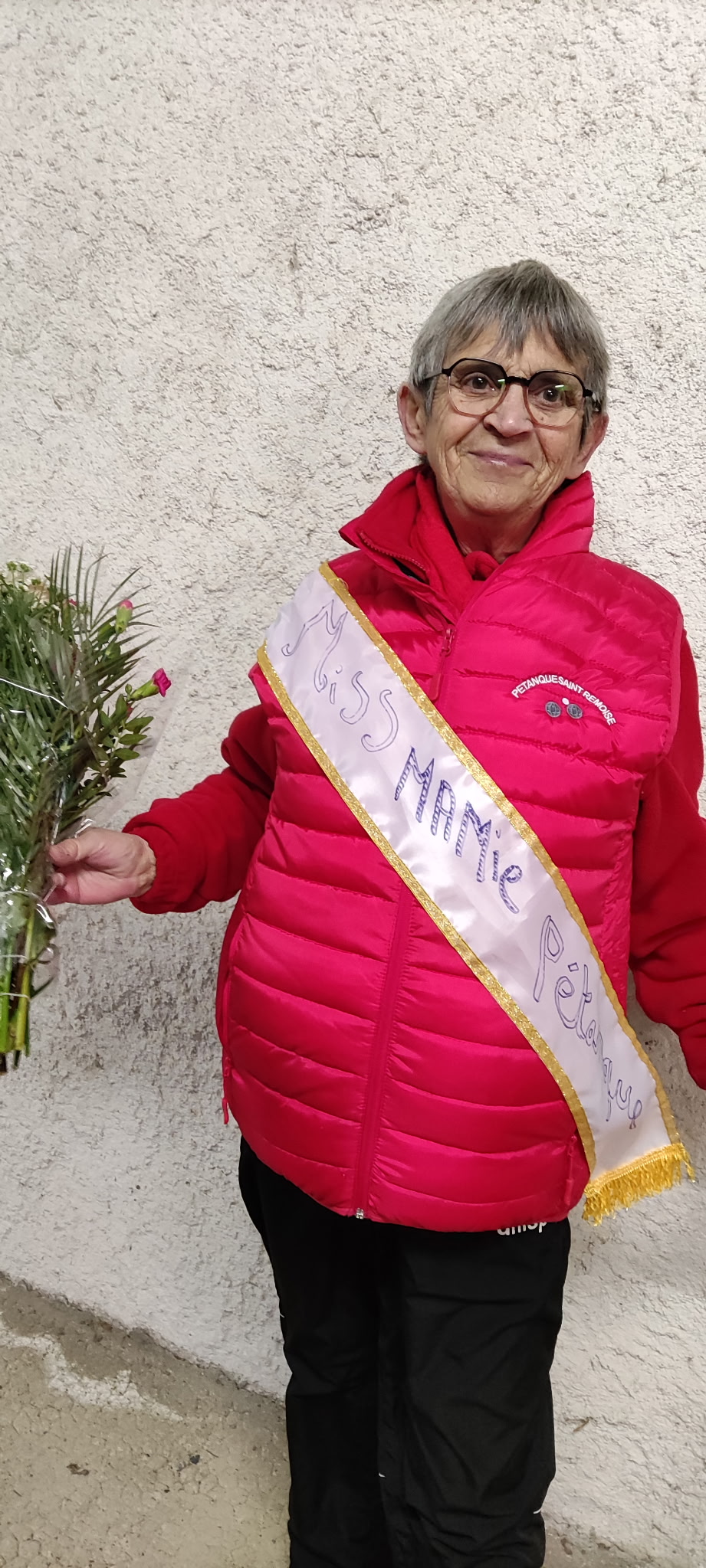 Martine, élue miss mamie pétanque par ses partenaires féminines du club !
