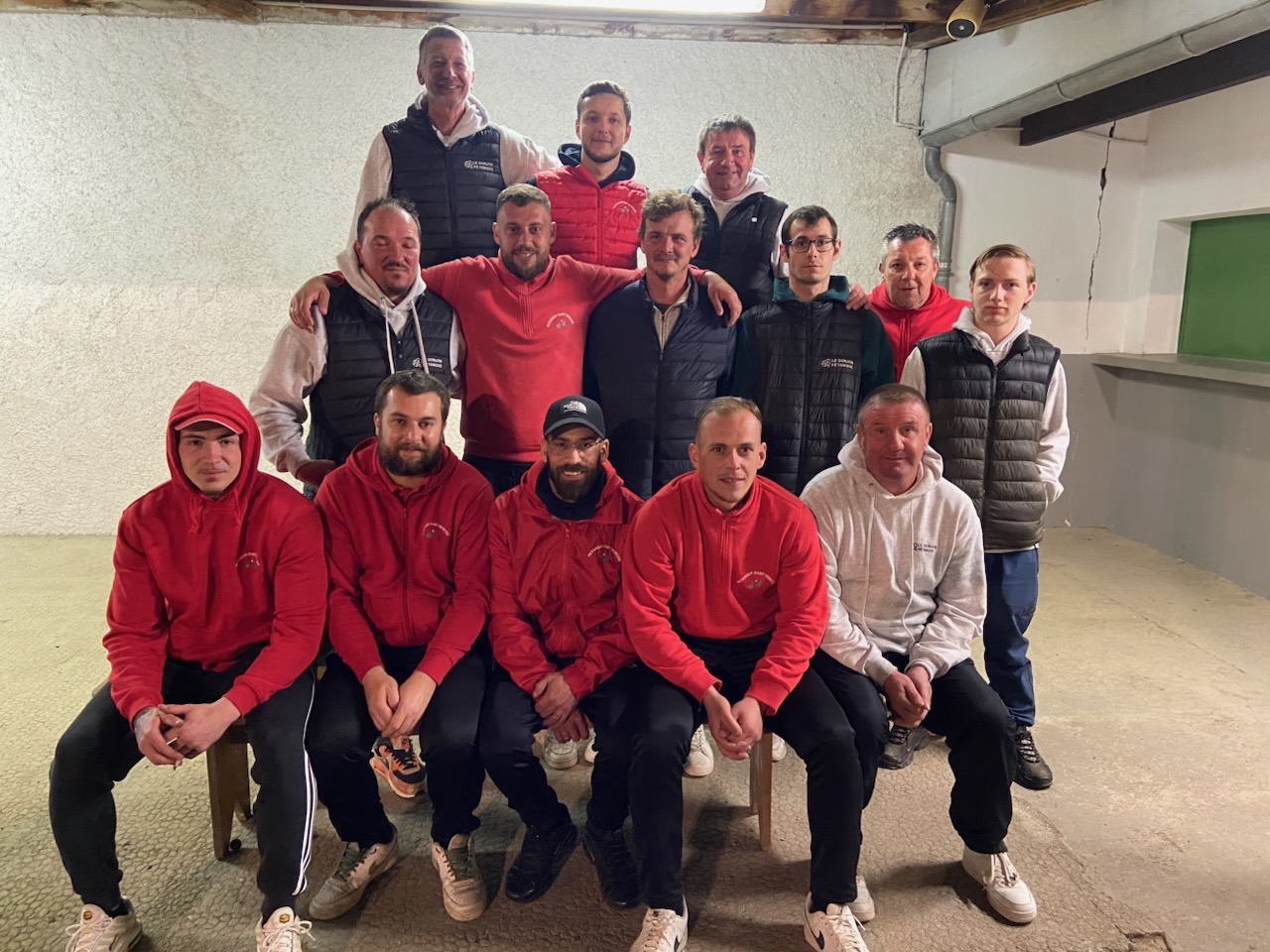 LES SENIORS S'IMPOSENT A DOMICILE FACE AU DONJON EN COUPE D'ALLIER