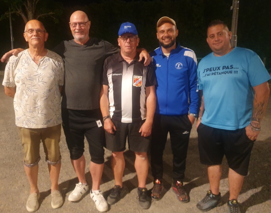 Vainqueurs et finalistes réunis pour la photo souvenir. Vainqueurs et finalistes réunis pour la photo souvenir.