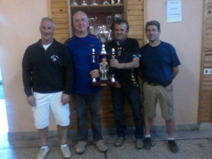 Les vainqueurs au centre entourés de nos demi finalistes Les vainqueurs au centre entourés de nos demi finalistes