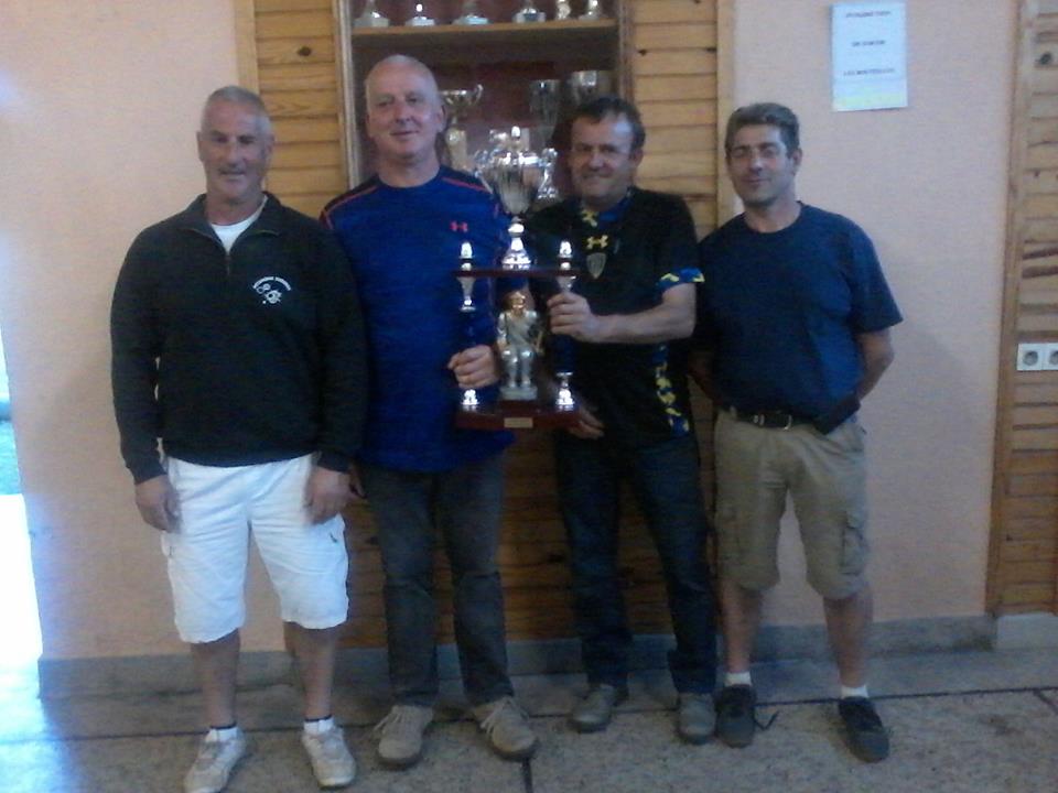 Les vainqueurs au centre entourés de nos demi finalistes Les vainqueurs au centre entourés de nos demi finalistes