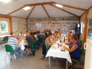 A table, tout le monde a un beau bras... A table, tout le monde a un beau bras...