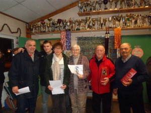 Le podium, Hervé et Mathieu (2ème), Annie et Christiane (1ère), Jean-Pierre et André (3ème). Bravo !