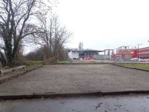 L'emplacement de "l'extension", au premier plan le terrain de l'ancien siège, au fond, la MJC-CSSt Ex.