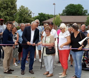 Le ruban d'inauguration est coupé par Jean-Marie Vilain