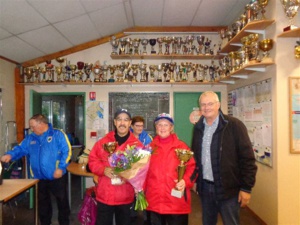 Aziz et Annie (SVCP), vainqueurs du Mixte avec M. le Maire