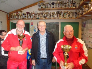 Pascal Hébras et Philippe Chatain (Dourdan), vainqueurs du Vétéran entourent M. le Maire, Jean-Marie Vilain