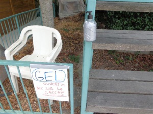 Un point gel hydroalcoolique à une extrémité des tribunes Un point gel hydroalcoolique à une extrémité des tribunes