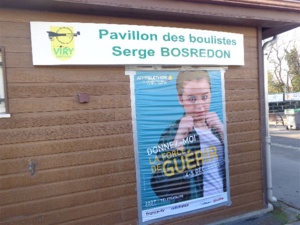 L'affiche géante est en place sur le Pavillon des Boulistes Serge Bosredon
