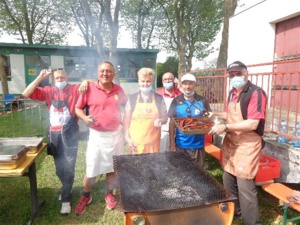 La formidable équipe barbecue /frites : Richard, Vincent, Annick, Carlos, Roland et Jean-Luc