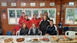 Annick, Anita, Isabelle, Pascale et la team CSPP Brunoy devant le buffet "royal"