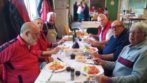 Une partie des organisateurs se restaure après le service : Carlos, Richard, François, Michel, Alain et Guy