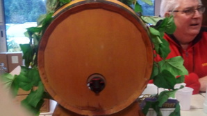 Le tonnelet de présentation avec un BIB de 5 litres à l'intérieur et un "Gégé" à l'extérieur Le tonnelet de présentation avec un BIB de 5 litres à l'intérieur et un "Gégé" à l'extérieur