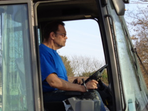 Henri concentré dans sa chargeuse