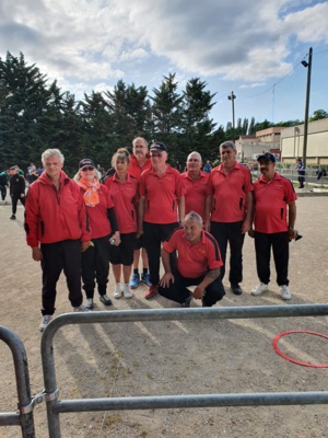 L'équipe SVCP : Régis, Florence, Annie, Didier (coach), Jean-Luc, Jean-Marc, René, Aziz. Accroupi : Vincent L'équipe SVCP : Régis, Florence, Annie, Didier (coach), Jean-Luc, Jean-Marc, René, Aziz. Accroupi : Vincent