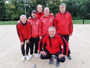 L'équiiope SVCP : Richard (coach et joueur), Aziz, Didier, Norbert, René. Accroupi : Vincent