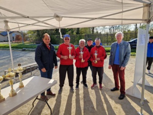 Jean-Luc, Gilles et Richard encadrés par le Maire de Milly la Forêt, M. Paztrice Sainsard, le président du club organisateur, Michel Horsin et le chargé de la vie associative et des manifestations de la ville, Jean-Pierre Trottin