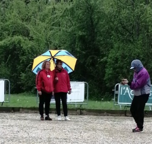 Karine et Annie singing in the rain ?