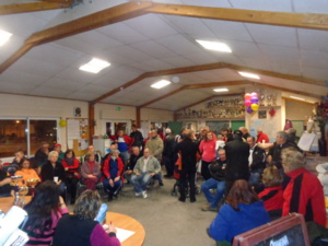 La foule attend le tirage de la loterie La foule attend le tirage de la loterie