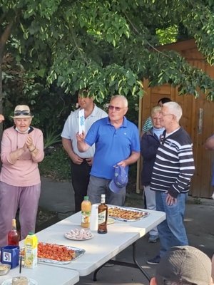 Le récipiendaire, Jean-Luc Gallo entrain de remercier ses partenaires, à gauche Christiane Délas et à droite, Alain Fages Le récipiendaire, Jean-Luc Gallo entrain de remercier ses partenaires, à gauche Christiane Délas et à droite, Alain Fages