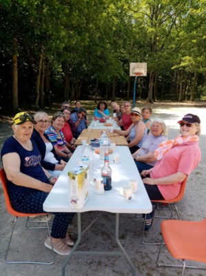 La tablée du midi : Christiane, Véronique, Nathalie, Marie, Patricia, Claudine, Valérie, Babette, Sylvie, Fabienne, Delphine, Isabelle Gardet, Isabelle Guiomar, Martine et Florence