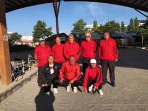 L'équipe SVCP qui a obtenu la montée en CRC 1 : Jean-Marc, Norbert, Jean-Michel, Jean-Luc et René. Accroupis : Karine (notre arbitre nationale), Vincent et Roland