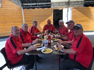 Léquipe SVCP de CRC 2 à table après sa victoire contre Charenton (94) et avant son match contre Noisiel (77) : Norbert, Jean-Michel, René, Vincent, Roland, Jean-Luc et Jean-Marc