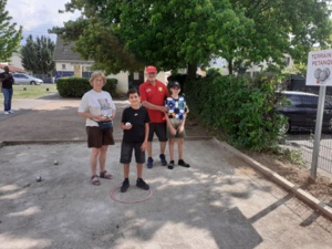 Fabienne et Yves en doublettes avec deux jeunes des Érables