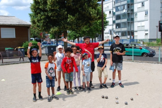 Joël et ses jeunes élèves, l'École est finie ! On vous dit à septembre, Ugo, Aaron, Éléana, Léandre, Céleste, Logan, Joël, Luka et Timéo Joël et ses jeunes élèves, l'École est finie ! On vous dit à septembre, Ugo, Aaron, Éléana, Léandre, Céleste, Logan, Joël, Luka et Timéo