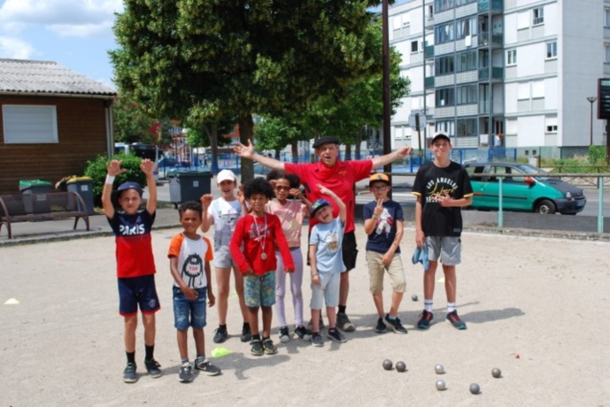 Joël et ses jeunes élèves, l'École est finie ! On vous dit à septembre, Ugo, Aaron, Éléana, Léandre, Céleste, Logan, Joël, Luka et Timéo