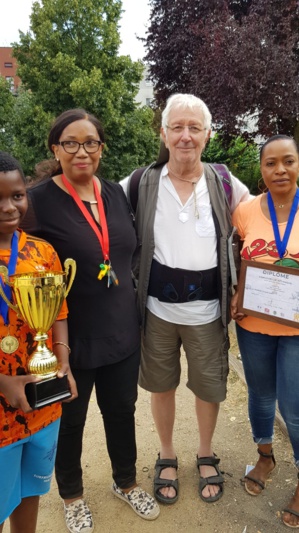 Les vainqueurs, Sankoun et sa maman, Mama entourent les piliers de l'organisation, Fidèle et Alain Les vainqueurs, Sankoun et sa maman, Mama entourent les piliers de l'organisation, Fidèle et Alain