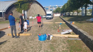 Joël (en rouge) entrain de faire travailler les jeunes