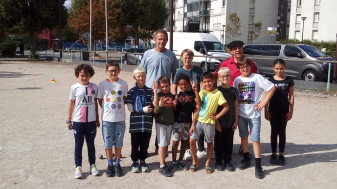 SVPC - 13.09.2023 - Rentrée de l'École de Pétanque SVCP Guy Papelier et Joël Vito en compagnie des "anciens" et des "nouveaux" (ralliés à la FAB) élèves : Ryan, Luka, Émerik, Logan, AAron, Hugo, Djibrill, Loïc, Raphaël et Éléana