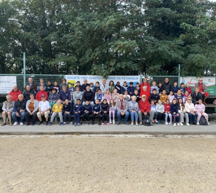 La traditionnelle photo d'ensemble regroupe des participants de la municipalité, de l'UNRPA, de la SVCP, du CME et de l'EMS La traditionnelle photo d'ensemble regroupe des participants de la municipalité, de l'UNRPA, de la SVCP, du CME et de l'EMS
