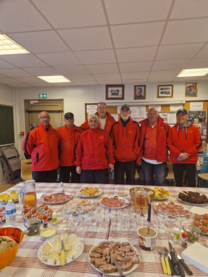 L'équipe SVCP  devant le superbe buffet offert par le club de Brétigny : Mourad, Jean-Marc, Ériic, Diider (joueur et coach), Michel, Michel et Gilbert