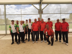 Dans le boulodrome couvert, les ballancourtois et Michel, Diider, Jean-Luc, Mourad, Michel, Éric et Gilbert (SVCP) Dans le boulodrome couvert, les ballancourtois et Michel, Diider, Jean-Luc, Mourad, Michel, Éric et Gilbert (SVCP)